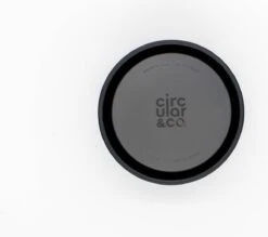 Circular&Co. Herbruikbare To Go Koffiebeker (rCUP) Crème/zwart 8oz/227ml 16 Circular&Co. Herbruikbare To Go Koffiebeker (rCUP) Crème/zwart 8oz/227ml -Premium Waterflessenwinkel 1200x1066 5