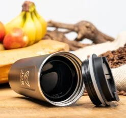 JOR Products® Thermobeker - Koffiezetapparaat - Koffiebonen - Thee - Koffiemachine - Thermoskan - Espressomachine - Reizen - Camping - Koffiefilterhouder 16 JOR Products® Thermobeker - Koffiezetapparaat - Koffiebonen - Thee - Koffiemachine - Thermoskan - Espressomachine - Reizen - Camping - Koffiefilterhouder -Premium Waterflessenwinkel 1200x1125 4