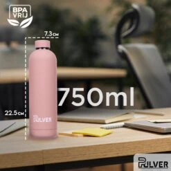 Pulver - RVS Thermosfles / Drinkfles – BPA Vrij – 750 Ml - Waterfles Met Draaidop – Drinkfles – Dubbele Isolatie - Rubberen Coating- Licht Roze -Premium Waterflessenwinkel 1200x1200 261