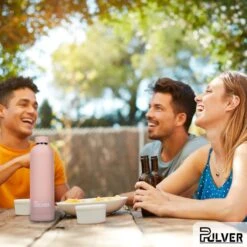 Pulver - RVS Thermosfles / Drinkfles – BPA Vrij – 750 Ml - Waterfles Met Draaidop – Drinkfles – Dubbele Isolatie - Rubberen Coating- Licht Roze -Premium Waterflessenwinkel 1200x1200 262