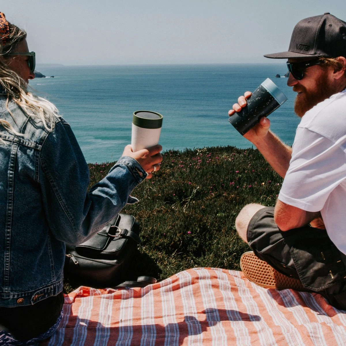 Circular&Co. Herbruikbare To Go Koffiebeker (rCUP) Zwart/geel 12oz/340ml 7 Circular&Co. Herbruikbare To Go Koffiebeker (rCUP) Zwart/geel 12oz/340ml - Afbeelding 5