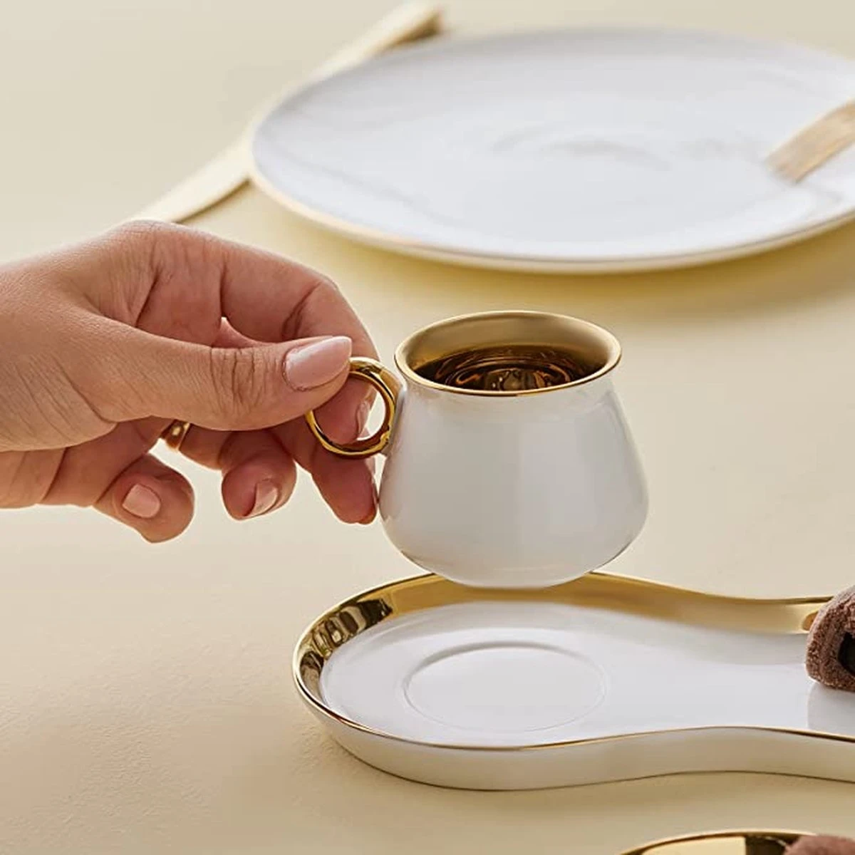Karaca -Delon- Set Van 2 Koffiekopset-voor Twee Personen-Turkse Koffie-espresso-wit-gold-porselein- 4 Karaca -Delon- Set Van 2 Koffiekopset-voor Twee Personen-Turkse Koffie-espresso-wit-gold-porselein- - Afbeelding 2