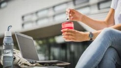 Sareva Muesli Beker - Met Lepel - Yoghurt 2 Go - Rood -Premium Waterflessenwinkel 1200x675 10