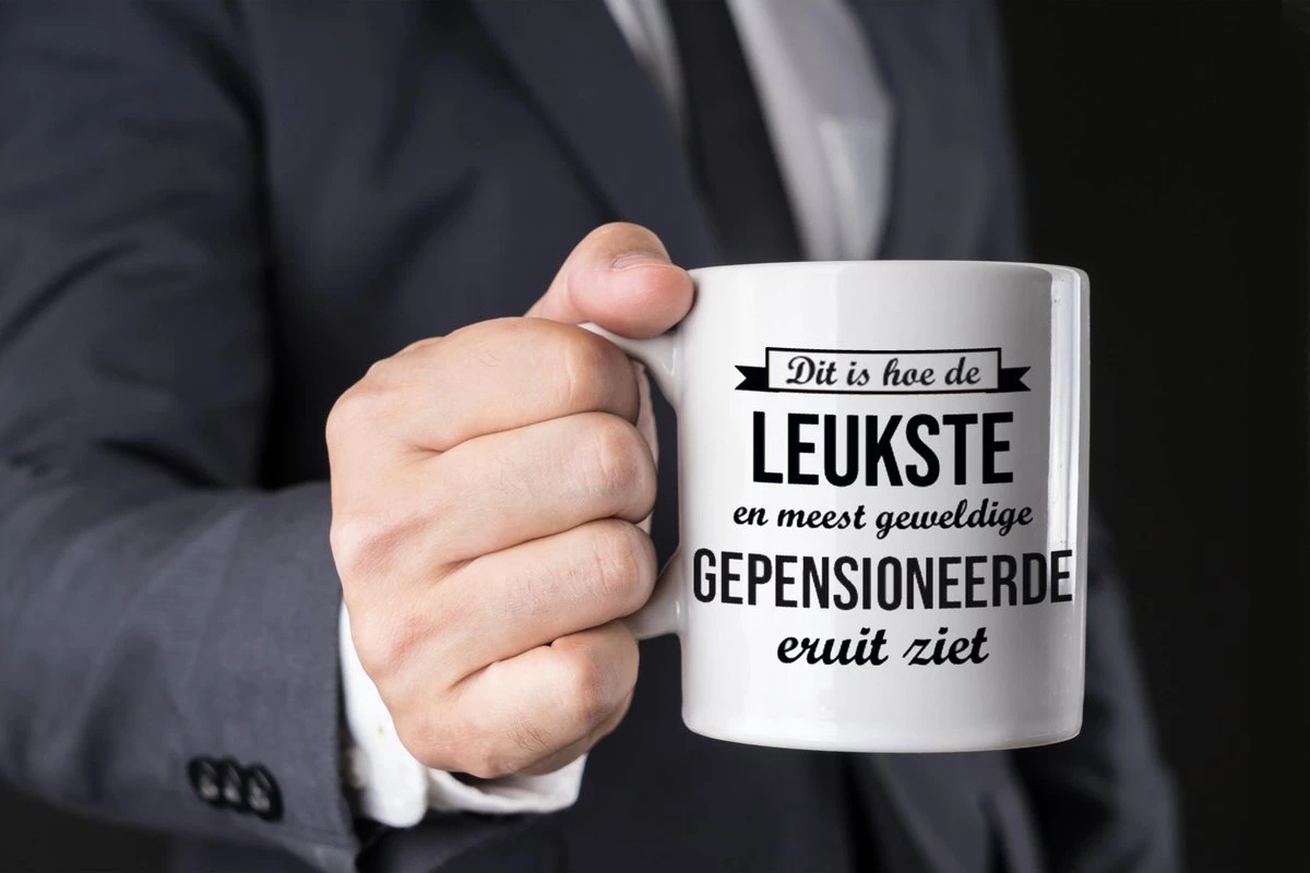 Dit Is Hoe De Leukste En Meest Geweldige Gepensioneerde Eruitziet Koffiemok / Theebeker - 300 Ml - Wit - VUT / Pensioen - Bedankt Cadeau Collega / Teamgenoot 4 Dit Is Hoe De Leukste En Meest Geweldige Gepensioneerde Eruitziet Koffiemok / Theebeker - 300 Ml - Wit - VUT / Pensioen - Bedankt Cadeau Collega / Teamgenoot - Afbeelding 2