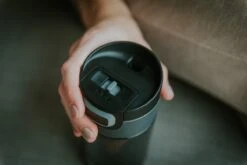 Kambukka Etna Thermosbeker 300 Ml - Makkelijk Reinigen - Lekvrije Koffiebeker - Pitch Black 23 Kambukka Etna Thermosbeker 300 Ml - Makkelijk Reinigen - Lekvrije Koffiebeker - Pitch Black -Premium Waterflessenwinkel 1200x800 33