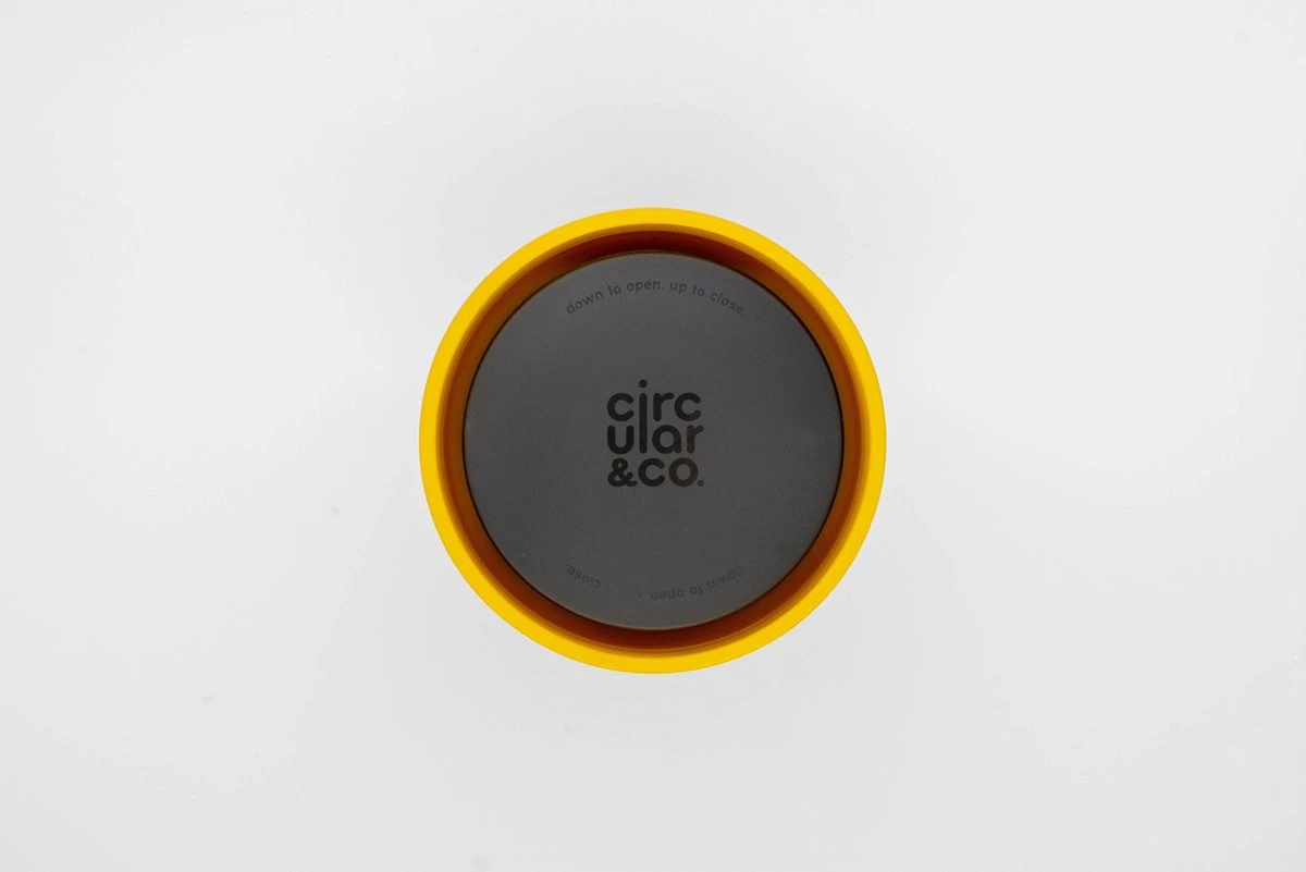 Circular&Co. Herbruikbare To Go Koffiebeker (rCUP) Zwart/geel 8oz/227ml 3 Circular&Co. Herbruikbare To Go Koffiebeker (rCUP) Zwart/geel 8oz/227ml - Afbeelding 2