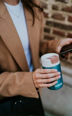 Kambukka Olympus Thermosbeker 300 Ml - Makkelijk Reinigen - Lekvrije Koffiebeker - RVS - Enchanted Forest -Premium Waterflessenwinkel 753x1200