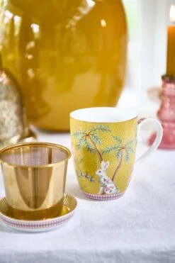 Pip Studio La Majorelle Yellow - Theeset - Porselein - Mok + Theezeef + Theetip - Porselein - 350ml - Geel Servies - Pasen - Konijn -Premium Waterflessenwinkel 799x1200 16