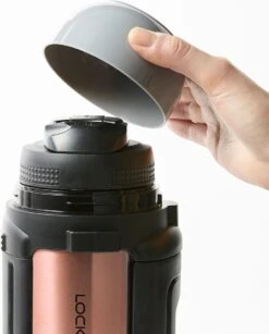 Lock&Lock Thermoskan - Isoleerkan - Thee En Koffie - Lekvrij - 1,5 Liter - RVS - Inklapbaar Handvat - Koper Roze -Premium Waterflessenwinkel 967x1200